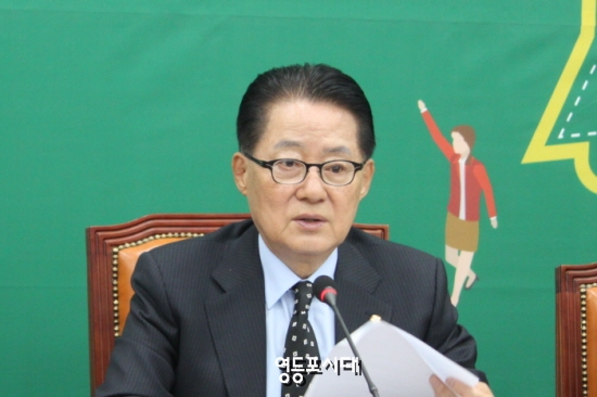 박지원 국민의당 비대위원장이 21일 국회에서 열린 비대위원회에서 박근혜 대통령의 전날 미르·K재단 발언에 대해 “유체이탈 화법을 이용해서 재단을 합리화시키는 것이다”고 직격탄을 날리고 있다. ©임종상 기자 