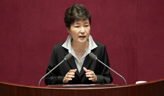 박근혜 대통령은 24일 오전 국회에서 20대 국회에서 ‘2017년도 예산안 관련 시정연설’을 통해 “법정처리 기한 안에 예산안을 처리해줄 것”을 당부하고 그동안 정부가 추진해온 3년 계획의 성과를 설명했다. ©청와대 