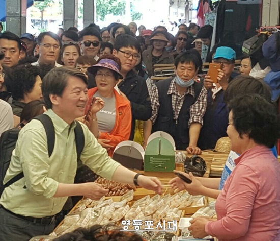 안철수 국민의당 대통령 후보가 6일 광주광역시 양동시장에 유세를 펼치고 있다. Ⓒ영등포시대