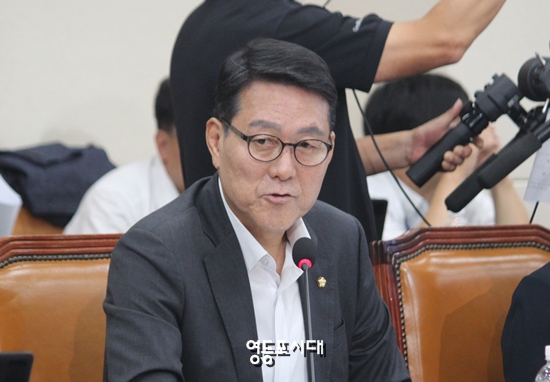 민주당 신창현 의원이 근로시간 인정기준에 관해 질문하고 있다. ©영등포시대
