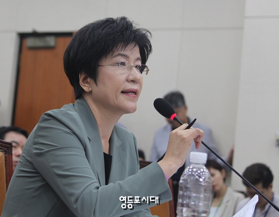 김영주 고용노동부 장관 후보자가 11일 국회에서 열린 청문회에서 의원들의 질의 에 답하고 있다. ©영등포시대