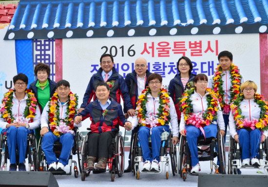 2016년 서울특별시 장애인생활체육대회에 참석한 박마루 서울시의원(사진 뒷쪽 왼쪽에서 두 번째)