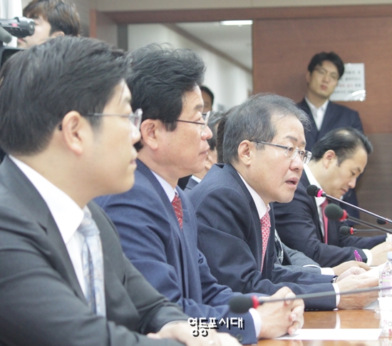 홍준표 대표(사진 오른쪽에서 두번째)가  최고위원·재선의원 연석회의에서 모두발언을 하고 있다. ©영등포시대 박강열 기자 