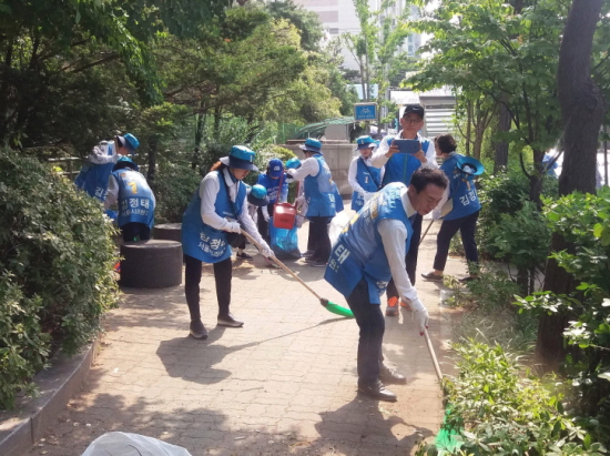 선거운동기간인 6월 9일 김정태 서울시의원 후보가 모든 선거운동원과 함께 양평역 일대의 묵은 쓰레기를 청소하고 있다. 