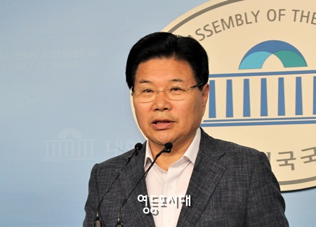 자유한국당 홍문종 의원이 18일 오전 국회 정론관에서 기자회견을 열고 자유한국당 탈당을 선언하고 있다. Ⓒ영등포시대 