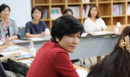 7월 18일 학부모 간담회를 진행하고 있는 김영주 국회의원