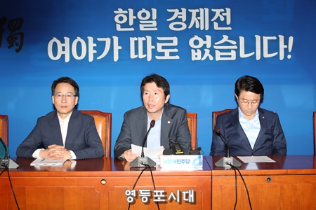민주당 이인영 원내대표(오른쪽 사진 가운데)가 5일 국회에서 열린 정책조종회의를 열고 모두 발언을 하고 있다. ⓒ영등포시대 