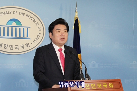 5선 원유철 의원이 21일 오전 국회에서 기자회견을 열고 21대 총선 불출마를 선언하고 있다. Ⓒ영등포시대 
