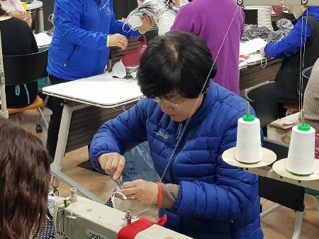 김영주 후보가 영등포구청 별관에서 진행된 마스크 만들기 자원봉사를 하고 있다. Ⓒ오현숙 구의원 페이스북 갈무리 . 