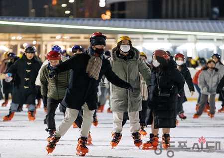 ▲시민들이 서울광장 스케이트장을 찾아 즐거운 한때를 보내고 있다. Ⓒ서울시