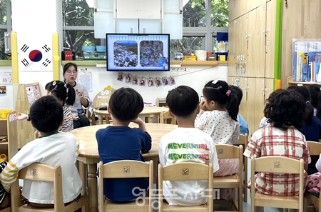 ▲어린이집 환경교육 모습-사진, 영상 등을 활용해 수업을 진행하고 있다/이미지=영등포구 제공