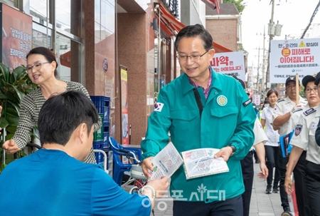 최호권 영등포구청장(가운데)이 28일, 오후 대림동 일대에서 ‘보이스피싱 예방과 마약 근절’을 위한 캠페인을 벌이고 있다./이미지=영등포구 제공