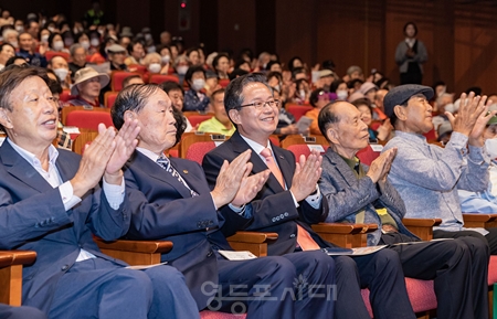 ▲지난해 진행된 ‘노인의 날’ 기념행사에 참석한 최호권 영등포구청장과 관계자들 