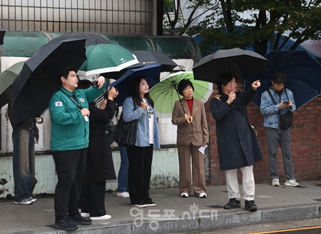 ▲영등포구의회 소속 연구단체인 ‘영등포역사 미래 정책연구회’가 10월 22일 영등포구 지역 내 현장 조사를 진행하고 있다./이미지=영등포구의회 제공