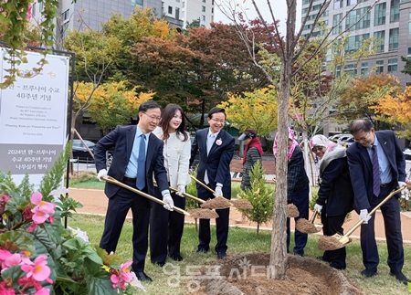 ▲최호권 영등포구청장(왼쪽에서 세 번째)이 ‘한-브루나이 수교 40주년 기념식수 행사’에 참석해 나무를 식재했다.Ⓒ영등포시대