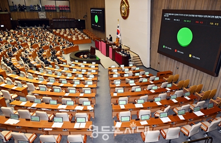 ▲국회는 11월 14일 제418회 국회(정기회) 제12차 본회의를 열고 ‘윤석열 대통령 배우자 김건희의 주가조작 사건 등의 진상규명을 위한 특별검사 임명 등에 관한 법률안’ 등 28건의 법률안을 포함해 총 37건의 안건을 처리했다. ⓒ영등포시대