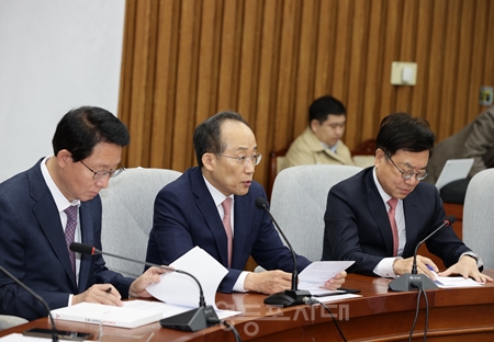 ▲추경호 국민의힘 원내대표(가운데)가 19일 국회에서 열린 원내대책회의 모두 발언에서 특별감찰과 임명 절차와 북한 인권대사 추천에 대해서도 ‘절차 개시’, ‘법안 개정안 당론 발의’를 하겠다고 밝히고 있다. Ⓒ영등포시대 