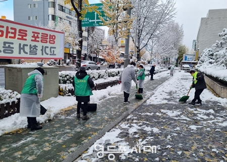 ▲27일, 당산1동 직능단체 회원과 주민들이 당산1동 지역 내 거리의 눈을 치우고 있다.ⓒ영등포시대