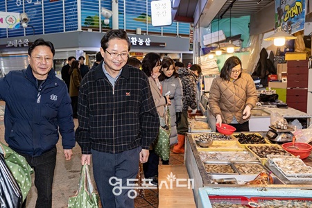 ▲최호권 영등포구청장이 지난해 설맞이 전통시장을 방문, 둘러보고 있다./이미지=영등포구 제공