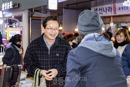 ▲전통시장을 방문한 최호권 영등포구청장/이미지 영등포구 제공