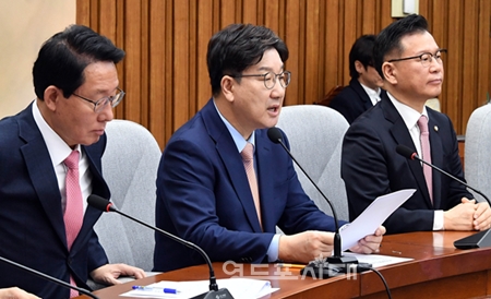 ▲권성동 국민의힘 원내대표(가운데)가 3월 25일 국회에서 열린 원내대책회 모두 발언에서 “정치만 제대로 하면 된다는 국민의 준엄한 명령을 받아들여야 한다”라며 “국민의 힘은 조속히 고위 당정을 열고 통상 대응과 추경 논의에 본격 착수하겠다”라고 밝히고 있다. Ⓒ영등포시대 