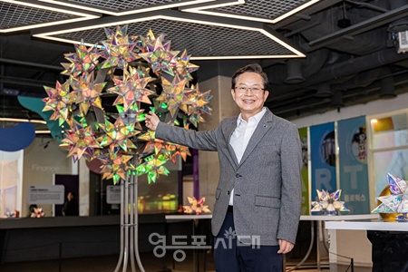 ▲최호권 영등포구청장이 영등포아트스퀘어에서 열리는 미디어아트 페스티벌-꽃에 참석해 작품 앞에서 기념촬영을 하고 있다. ⓒ영등포구 제공 