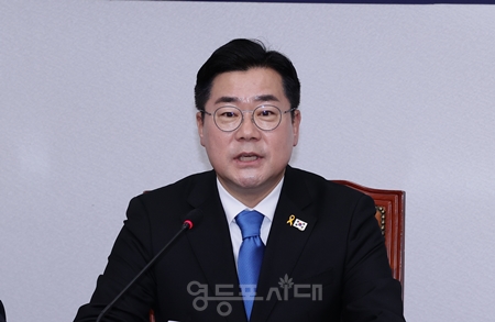 ▲박찬대 원내대표가 4월 16일 국회에서 열린 제21대 민주당 대통령 경선 후보자 공명선거 실천 서약식 모두 발언에서 이번 대선은 한민국의 헌정질서와 법치, 민주주의를 회복하고 국가 정상화를 이뤄내야 할 중차대한 선거다”라고 강조하고 있다. Ⓒ영등포시대