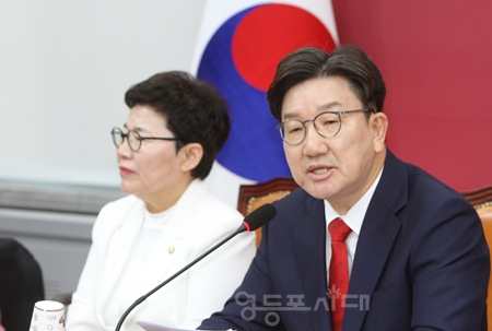▲권성동 국민의힘 원내대표가 5월 8일 국회에서 열린 비상대책위원회의 모두 발언에서 김문수 대선 후보를 아침 기자회견에 대해 “정말 한심한 모습이었다”라고 강하게 비판했다. Ⓒ영등포시대