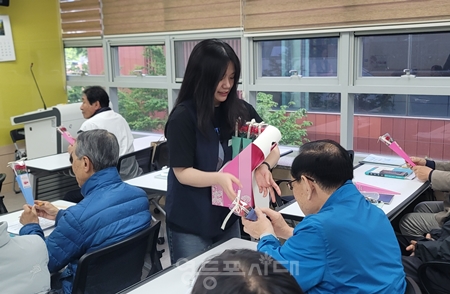 ▲5월 8일, 여의도복지관 직원이 제53회 어버이날을 맞아 어르신 회원들에게 카네이션을 전해드리고 있다./이미지=여의도복지관 제공 