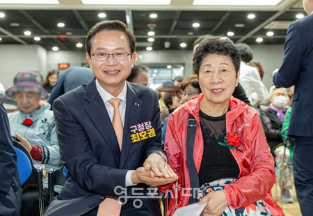 ▲최호권 영등포구청장이 5월 8일 영등포 아트홀에서 열린 어버이날 기념식 ‘건강해효(孝), 행복해효(孝)’ 행사에 참석해 어르신에게 감사의 인사를 전하고 있다. ⓒ영등포구 제공