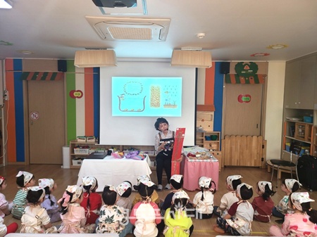▲‘나야, 쌀’ 그림책을 함께 읽는 모습(동작구 해사랑어린이집). ⓒ서울시 제공