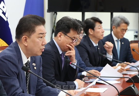 ▲김병기 원내대표(왼쪽)가 6월 24일 국회에서 열린 원내대책회의 모두 발언에서 “민생과 외교, 경제위기 극복에 여야가 따로 있을 수 없다”라며 국민의힘의 협력을 당부하고 있다. Ⓒ영등포시대