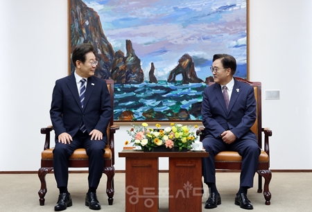 ▲우원식 의장은 26일 오전 의장접견실에서 추가경정예산안 정부 시정연설을 앞두고 이재명 대통령과 사전환담을 하고 있다./이미지=국회의장실 제공 