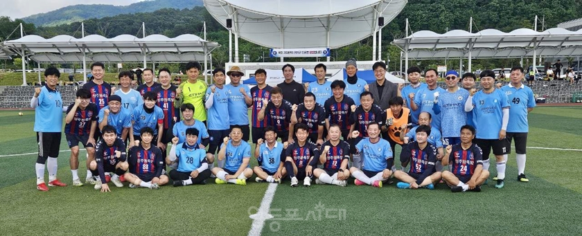 ▲국회출입기자축구단이 7월 5일 충북 진천종합스포츠타운에서 진천군 축구단 진오FC팀과 친선경기에 앞서 기념사진을 찍고 있다./이미지=국회출입기자축구단
