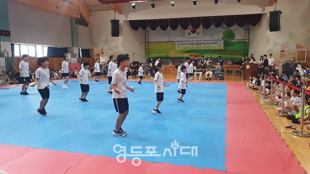 ▲영등포구줄넘기협회가 7월 5일 서울 영문초등학교 대강당(금강관)에서 개최한 제12회 영등포구 협회장배 줄넘기대회에서 참가 선수들이 경기를 하고 있다. ©영등포구줄넘기협회 제공