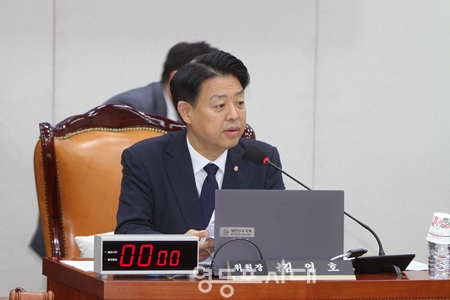 ▲김영호 국회 교육위원회 위원장이 7월 10일 오전 교육위원회 전체(리박스쿨 청문회)를 진행하고 있다. Ⓒ영등포시대
