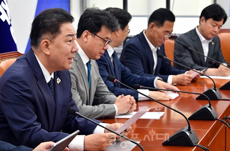 ▲김병기 당대표 직무대행 겸 원내대표(왼쪽)가 7월 10일 국회에서 정책조정회의를 열고 “위기 극복의 컨트롤타워인 내각의 조속한 구성에 힘쓰겠다”라고 밝히고 있다. Ⓒ영등포시대 