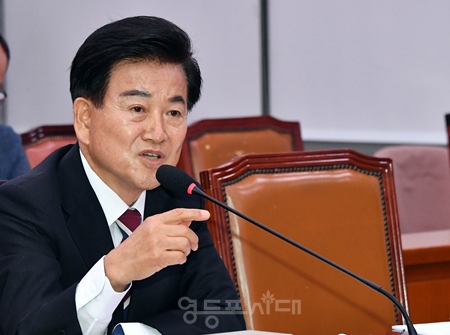 ▲정동영 통일부장관 후보자가 7월 14일 국회에서 열린 청문회에서 윤후덕 의원의 질의에 답하고 있다. Ⓒ영등포시대