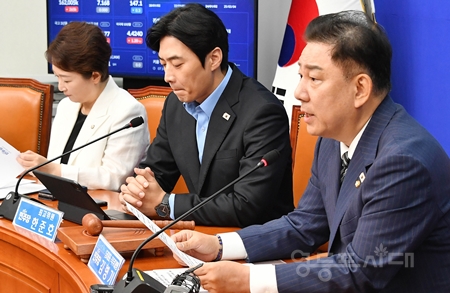 ▲김병기 민주당 당대표 직무대행 겸 원내대표(오른쪽)가 7월 14일 국회에서 최고위원회의 모두 발언에서 “민주당의 인사청문 기준은 ‘실용, 능력, 성과’다”라고 강조하고 있다. Ⓒ영등포시대