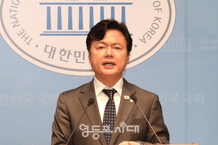 ▲김현정 더불어민주당 원내대변인이 15일 서울 여의도 국회 소통관에서 브리핑을 하고 있다. ©영등포시대