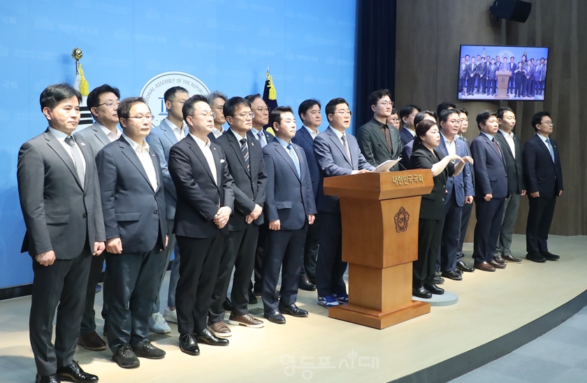 ▲박찬대 민주당 당대표 후보가 7월 15일 국회 소통관에서 기자회견을 열고 정치·정당개혁 10대 공약을 발표하고 있다. Ⓒ영등포시대