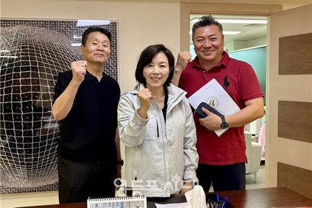 ▲김경 서울시의회 문화체육관광위원장(가운데)이 지난 6월 13일 서울시농구협회와의 간담회 후 기념촬영을 하고 있다. ©서울시의회 제공