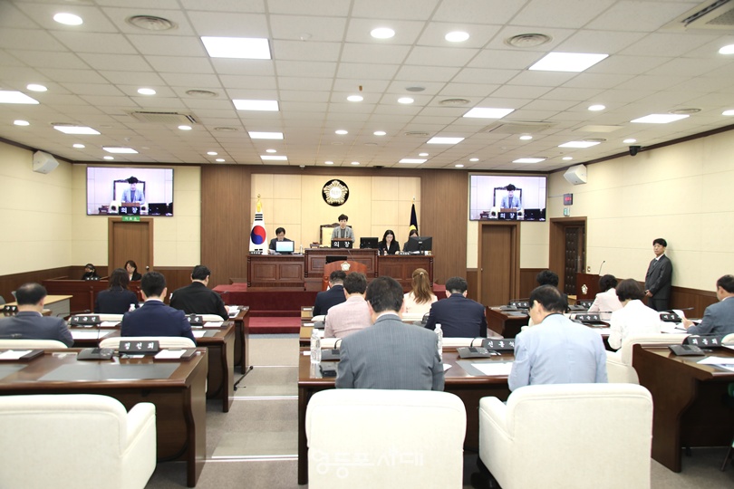 ▲정선희 영등포구의회 의장이 18일 오전 본회의장에서 제262회 임시회 제1차 본회의 개회를 선언하고 있다. ©영등포시대