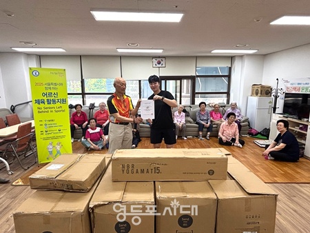 ▲영등포구체육회 관계자가 9일 문래성당 노인대학에 운동용품을 기증하고 있다. ⓒ영등포구체육회 제공