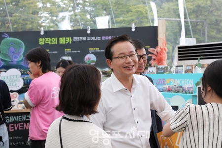 ▲9월 5일 오후, 여의도에서 열린 ‘2025년 전국 문화도시 박람회’ 개막식에 참석한 최호권 영등포구청장이 홍보관을 둘러보고 있다./이미지=영등포문화재단 제공