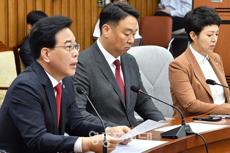 ▲송언석 국민의힘 원내대표(왼쪽)가 9월 12일 국회에서 열린 원내대책회 모두 발언에서 이재명 대통령이 최교진 교육부 장관의 임명을 재가했다”라며 “이재명 정부의 ‘혼용무도’의 ‘화룡점정’이다”라며 강하게 비판하고 있다. Ⓒ영등포시대