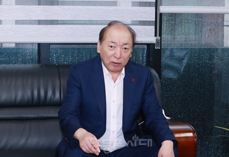 ▲편정수 회장이 인터뷰에서 “영등포청과시장은 전국 과일 단일품목 도매상으로(155개 점포) 전국 최대 규모다”라고 밝히고 있다. Ⓒ영등포시대