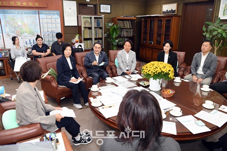 ▲이순우 영등포구의회 탄소중립과 지속가능한 문화도시 연구회 대표의원이 29일 용인시의회 의장실에서 간담회를 하고 있다. ⓒ영등포구의회 제공