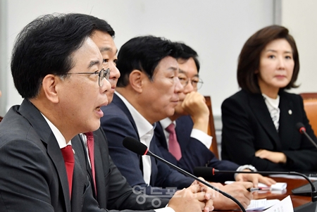 ▲송언석 원내대표(왼쪽)가 9월 30일 국회에서 열린 원내대책회의 모두 발언에서 (조희대 대법원장 대선 개입 의혹 관련 긴급현안 청문회)는 대한민국 헌정사에 길이 남을 입법 폭거이자, 민주주의 파괴에 흑역사로 기록될 것이다”라고 강하게 비판하고 있다. Ⓒ영등포시대