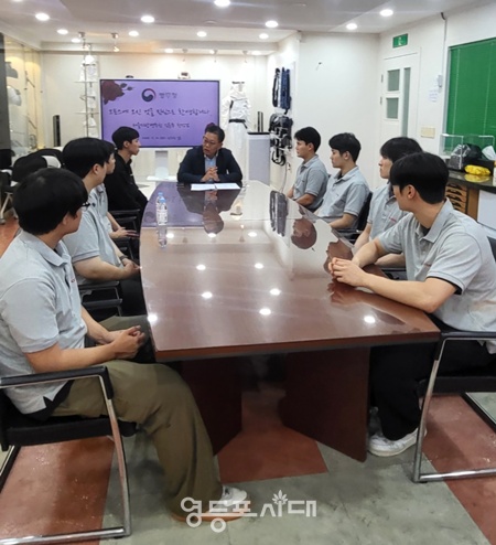 ▲김용무 서울지방병무청장이 30일 병역지정업체인 ㈜오토스광학을 방문해 산업기능요원의 애로사항을 청취하고 있다. ⓒ서울지방병무청 제공